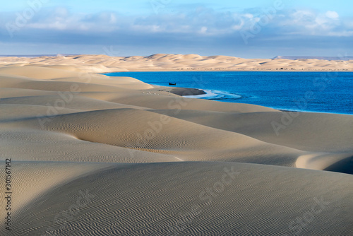 Fotografering Lac Naila - Sahara desert sand dunes at the Atlantic coast.