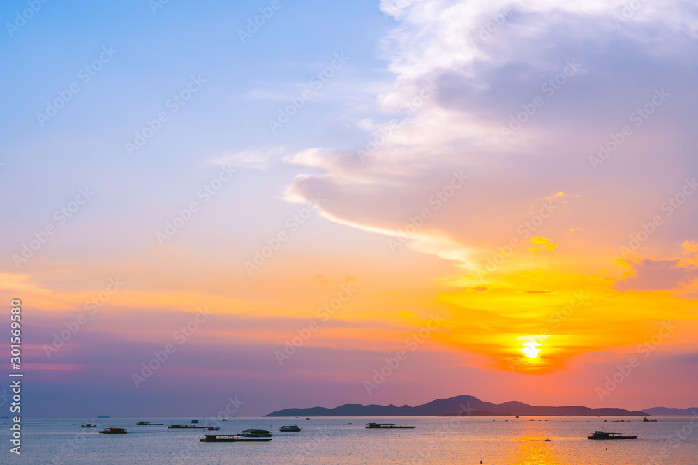 Fototapeta premium Beautiful landscape of sea ocean around Pattaya city in Thailand at sunset time