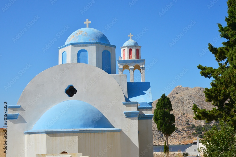 Friedhof von Emborios oder Imborios mit typischer blauweißer Kapelle auf der griechischen Insel Chalki (Halki) 9 km nördlich von Rhodos