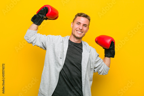 Young caucasian man wearing a boxing gloves © Asier