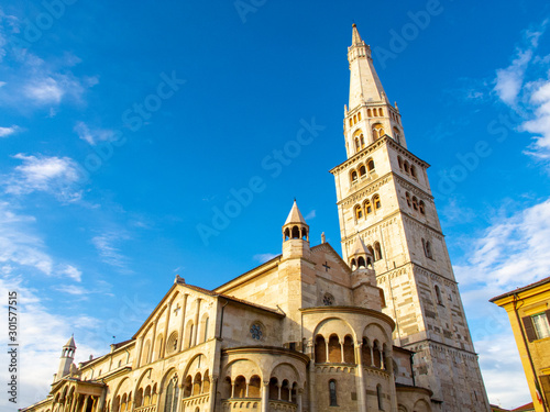 Il Duomo di Modena e la Torre campanaria, la Ghirlandina, con cielo blu, Italia