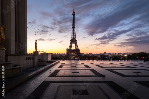 Tour Eiffel vue du Trocadéro au petit matin. © claudebencimon