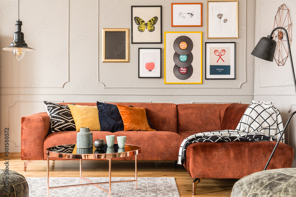 Eclectic living room interior with comfortable velvet corner sofa with  pillows foto de Stock | Adobe Stock