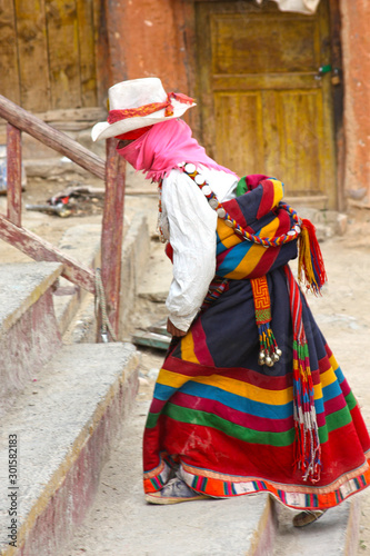 tibetan women traditional clothing asia