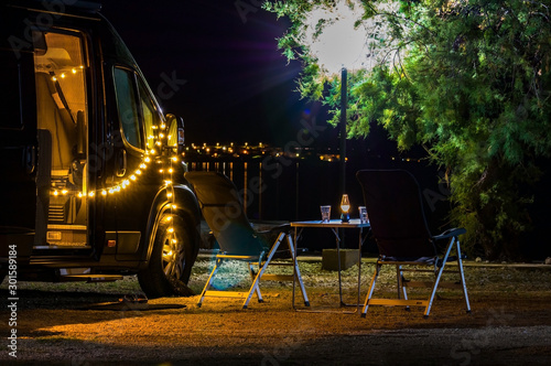 Wohnmobil beleuchtet am Strand