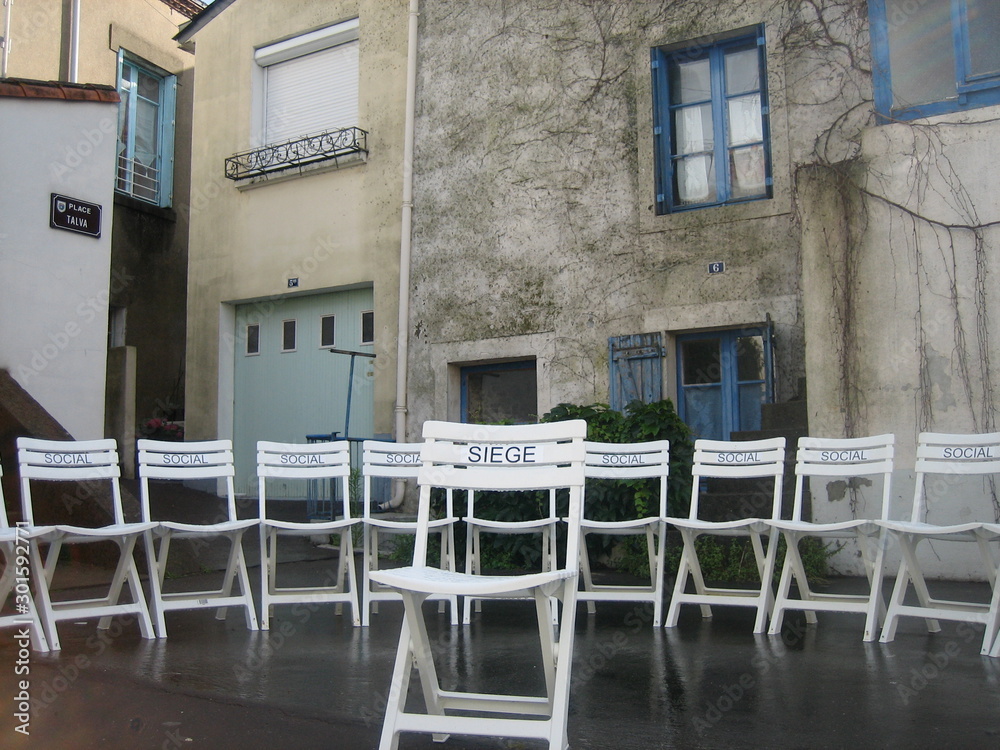 Fototapeta premium Chaise en rond sur une place