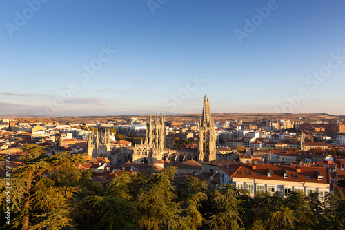 Vista panorámica de la ciudad de Burgos y su catedral al atardecer. España