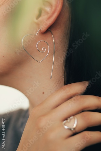 Obraz na płótnie Tender jewerly for female ears, close up shot w salonie