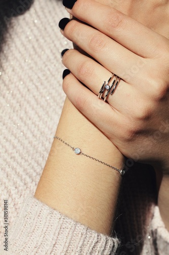 Obraz na płótnie Tender jewerly on female hand, close up shot w salonie