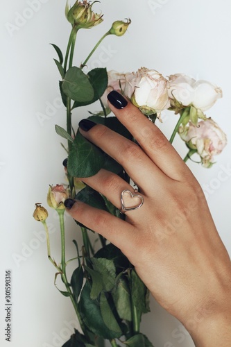 Obraz na płótnie Tender jewerly on female hand, close up shot w salonie