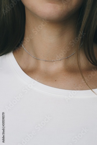 Obraz na płótnie Tender jewerly on female neck, close up shot w salonie