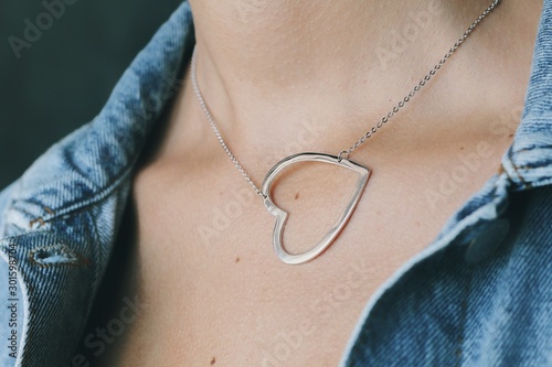 Obraz na płótnie Tender jewerly on female neck, close up shot w salonie