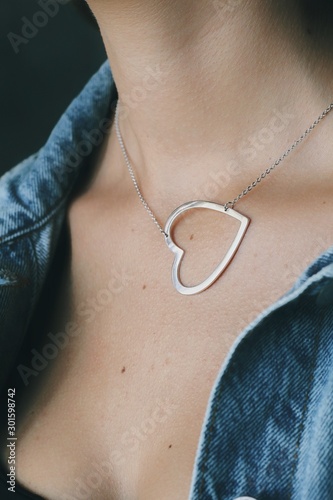 Obraz na płótnie Tender jewerly on female neck, close up shot w salonie