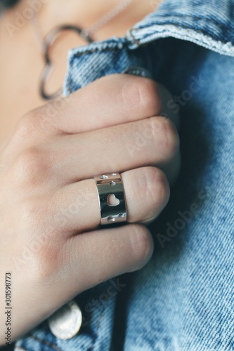 Obraz na płótnie Tender jewerly on female hand, close up shot w salonie