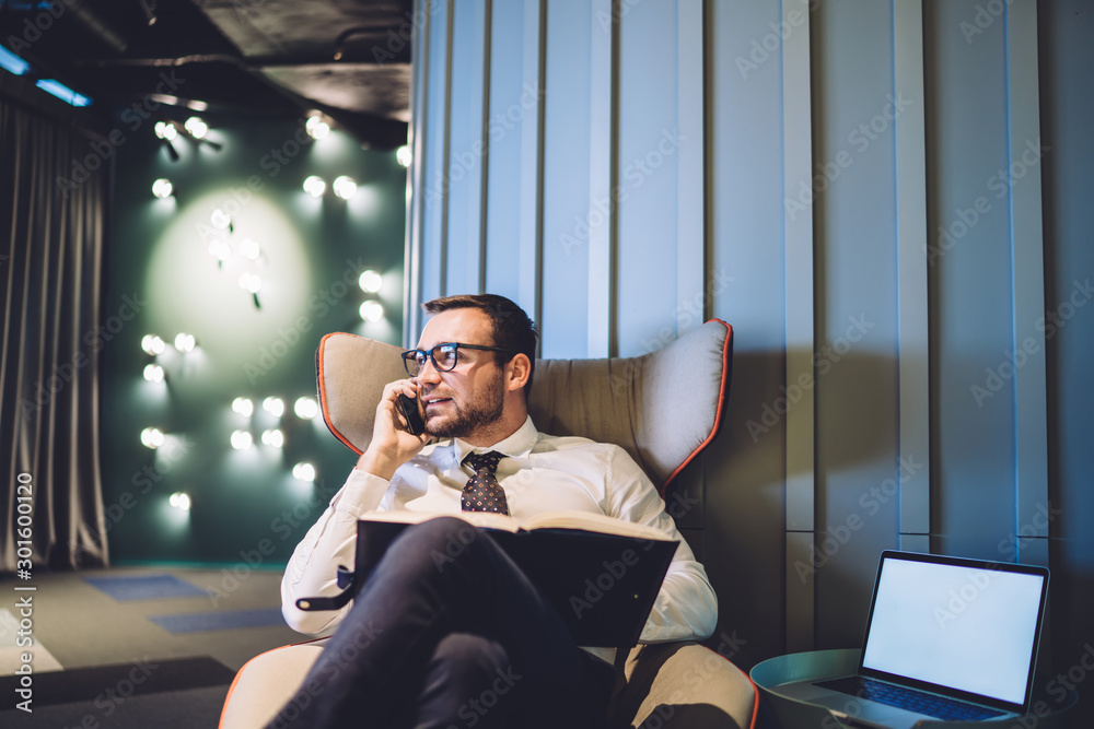 Φωτογραφία Caucasian male proud financier having cellphone conversation for discussing star