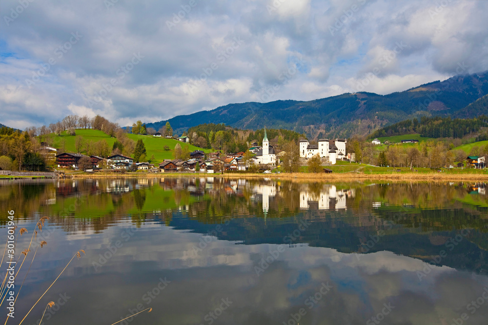 Obraz premium Goldegg mit dem Goldeggersee im Pongau
