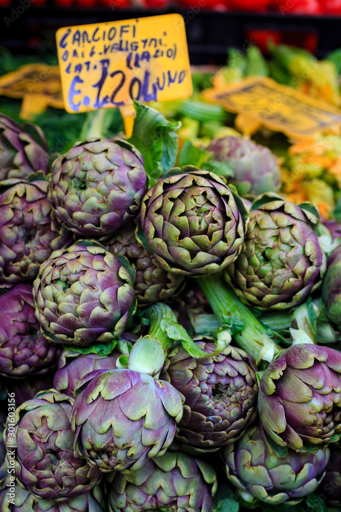Fototapeta premium Artichokes in Roma's market of Testaccio