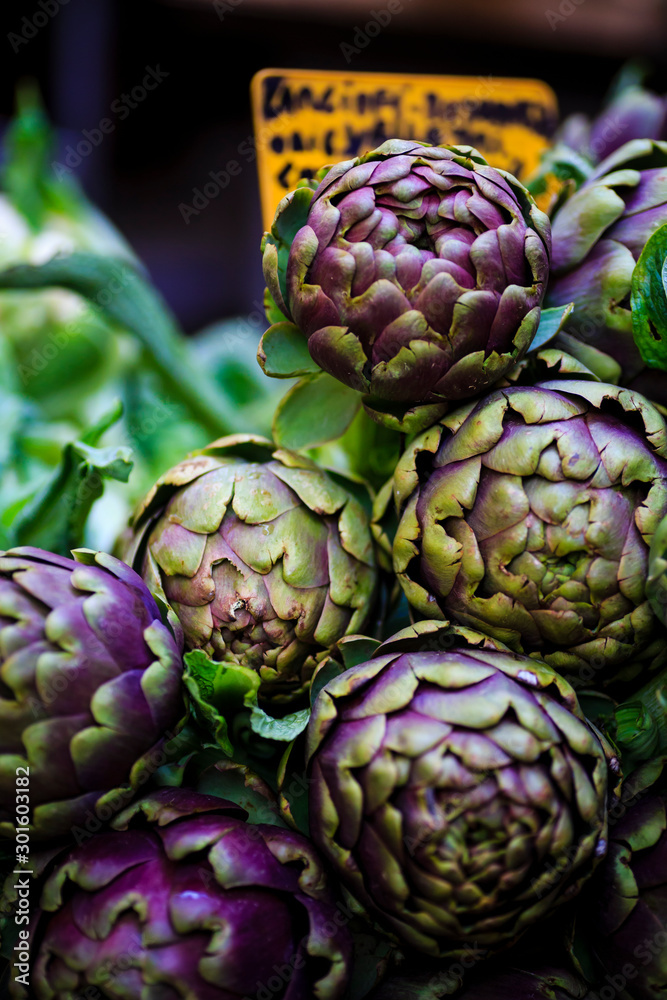 Fototapeta premium Artichokes in Roma's market of Testaccio