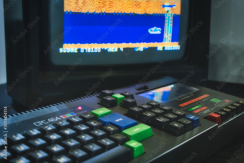 Foto Stock Amstrad CPC 464 keyboard and monitor displaying a retro computer  game | Adobe Stock