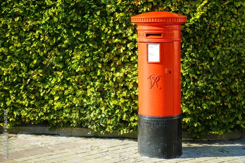 Obraz na płótnie red post box w salonie