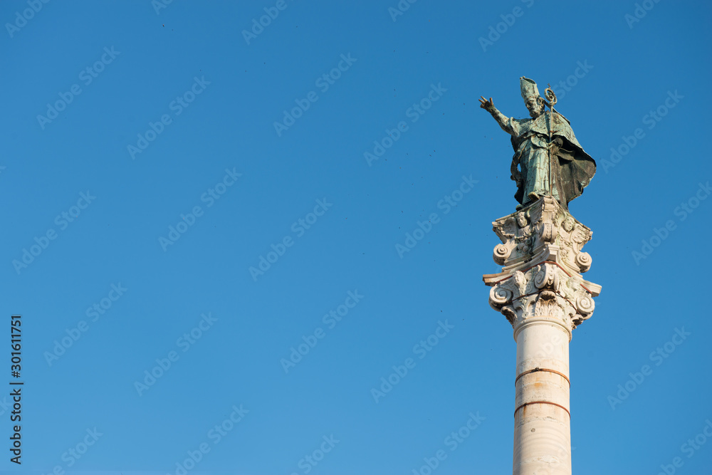 Lecce, Piazza Sant'Oronzo. Statua di Sant'Oronzo. Lecce, Piazza Sant'Oronzo. Statua di Sant'Oronzo.