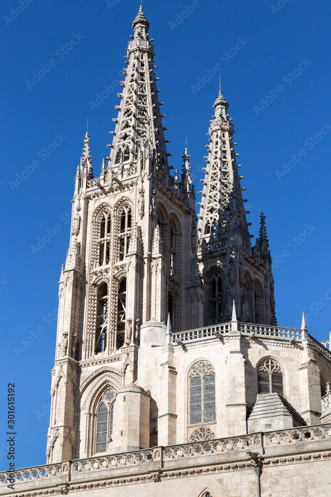 Catedral de Burgos con cielo azul España