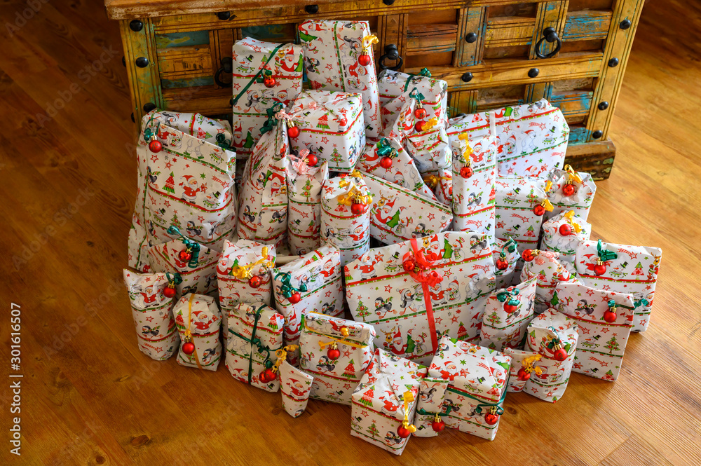 Naklejka premium Wrapped gifts that are part of an advent calendar.