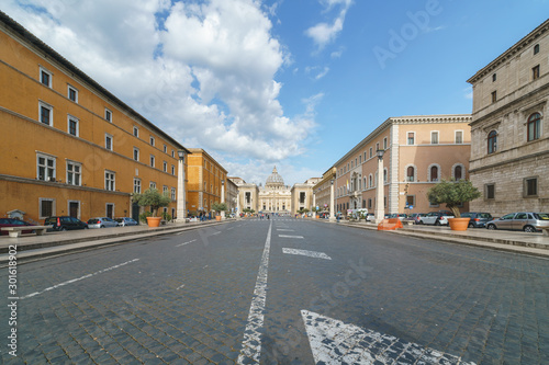 Via della Conciliazione, street view with St. Peter's Basilica in the background, Vatican © Sen