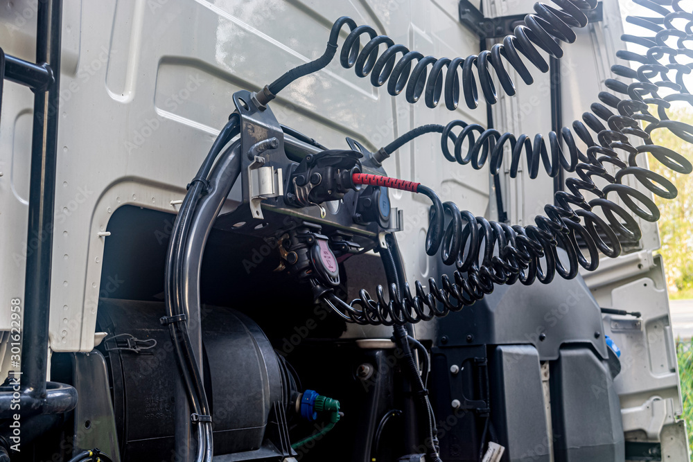 Φωτογραφία wires connecting the trailer to the truck, the back of the truck with wires