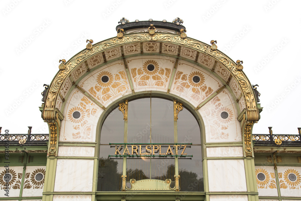 Obraz premium Jugendstil in Wien: Kuppel des der U-Bahn Station am Karlsplatz 