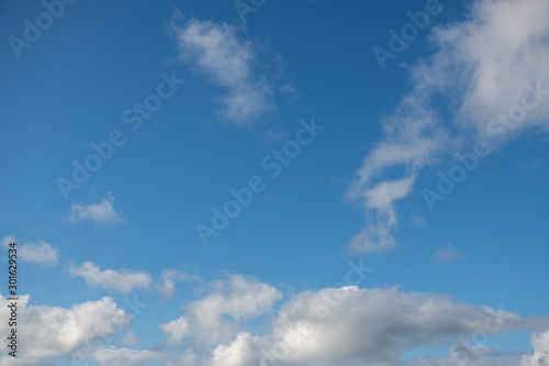 Fototapeta Naklejka Na Ścianę i Meble -  Broken white cloud cloudscape in natural pattern on an autumn sunny day