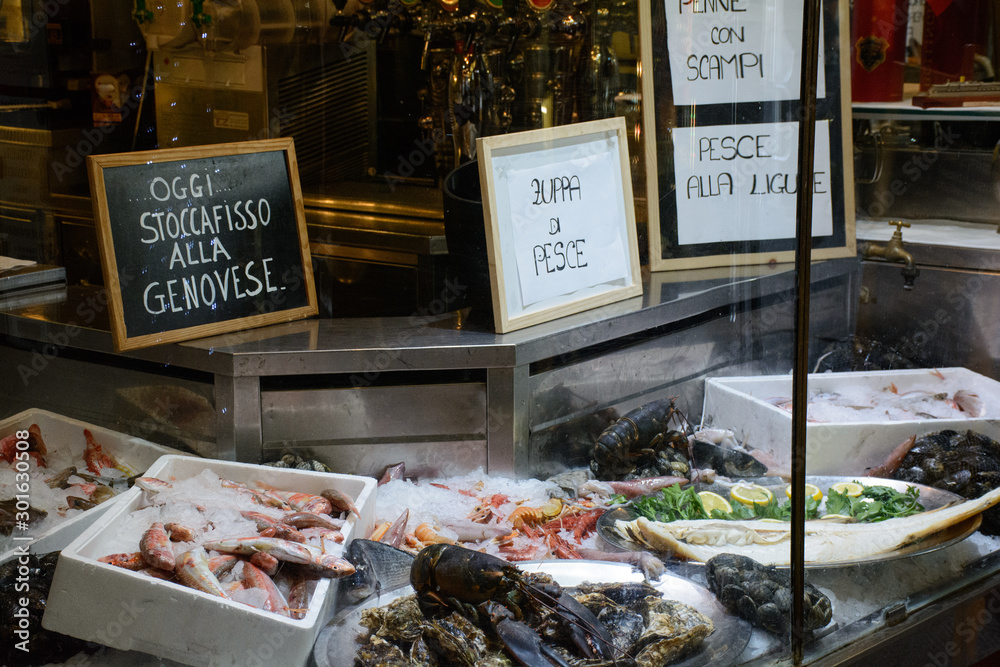 Vetrina di un ristorante Genovese che espone del pesce - obrazy, fototapety, plakaty 