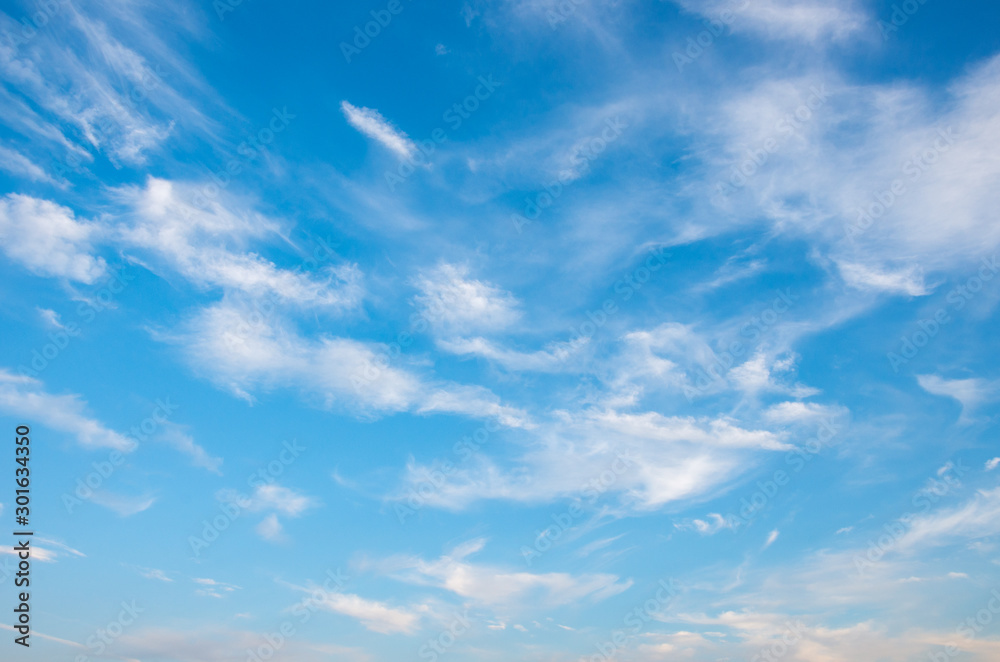 Obraz premium blue sky background with white clouds