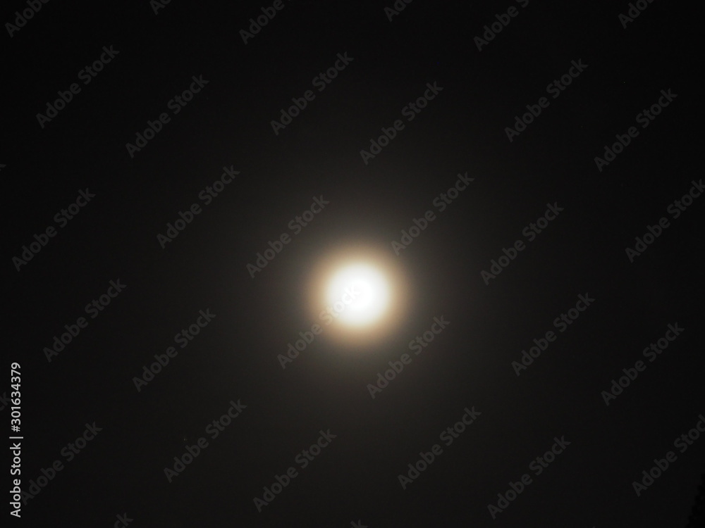 la luna brillante bajo las estrellas, teillor, la coruña, españa, europa la luna brillante bajo las estrellas, teillor, la coruña, españa, europa