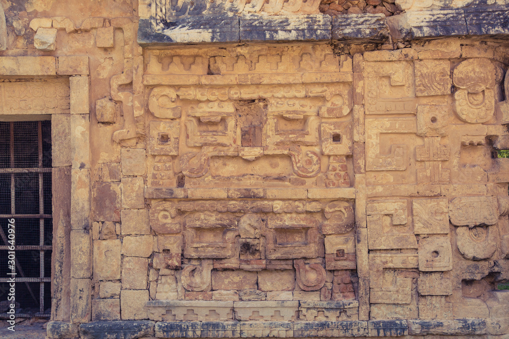 Fototapeta premium Mexico, Chichen Itzá, Yucatán. Ruins of the living yard, possibly belonged to the royal family