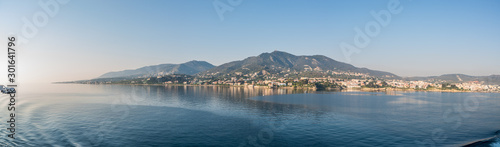 Foto Mytilene port early in the morning as seen from the boat, in the island of Lesvo