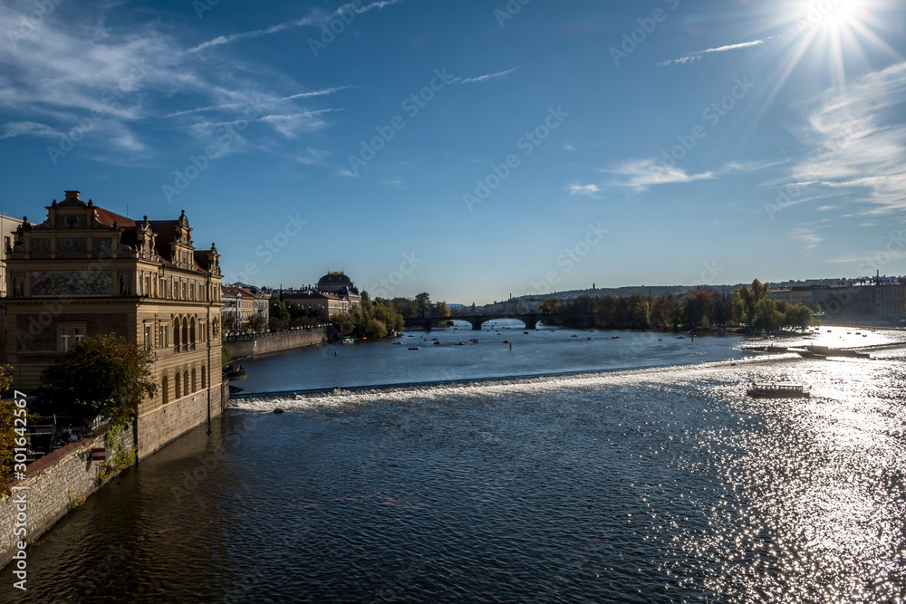 Obraz premium Bridge Over Moldova River And Historic Buildings In Prague In The Czech Republic