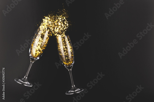 Fotografia Creative shot of two champagne glasses and confetti
