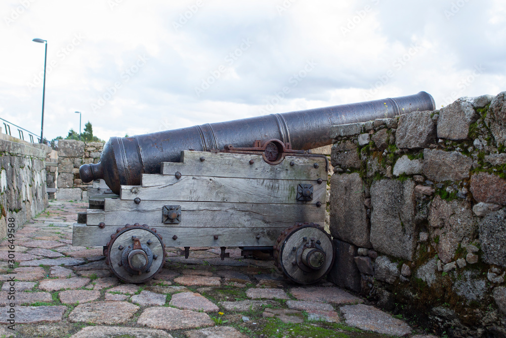 Piezas de artillería antiguas situadas en el mirador del Parrote en  La Coruña 