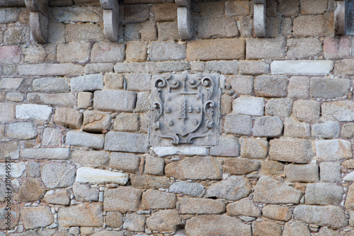 Mirador del Jardín de San Carlos con el escudo de la ciudad de La Coruña labrado en piedra en la parte inferior