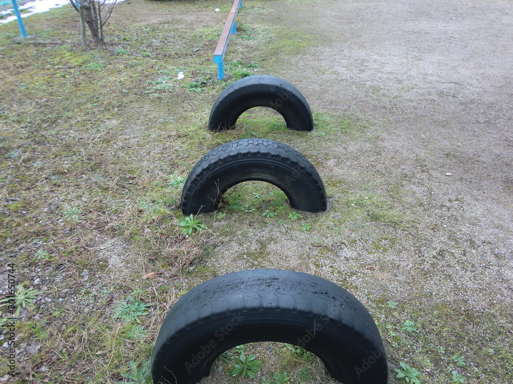 校庭に半分埋まっているタイヤ Japanese elemntaray school's schoolyard 校庭に半分埋まっているタイヤ Japanese elemntaray school's schoolyard