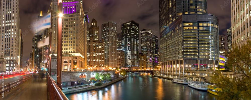 Obraz premium Chicago skyline wieczorem rzeka noc