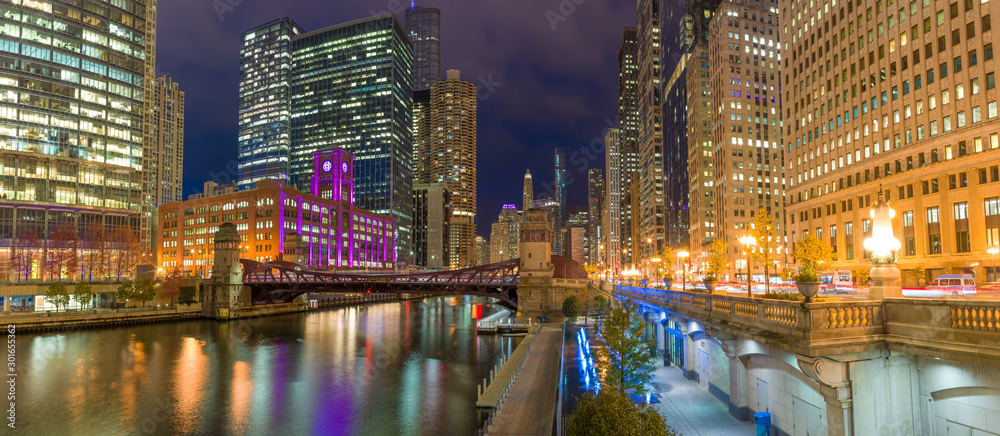 Naklejka premium Chicago downtown skyline evening night river