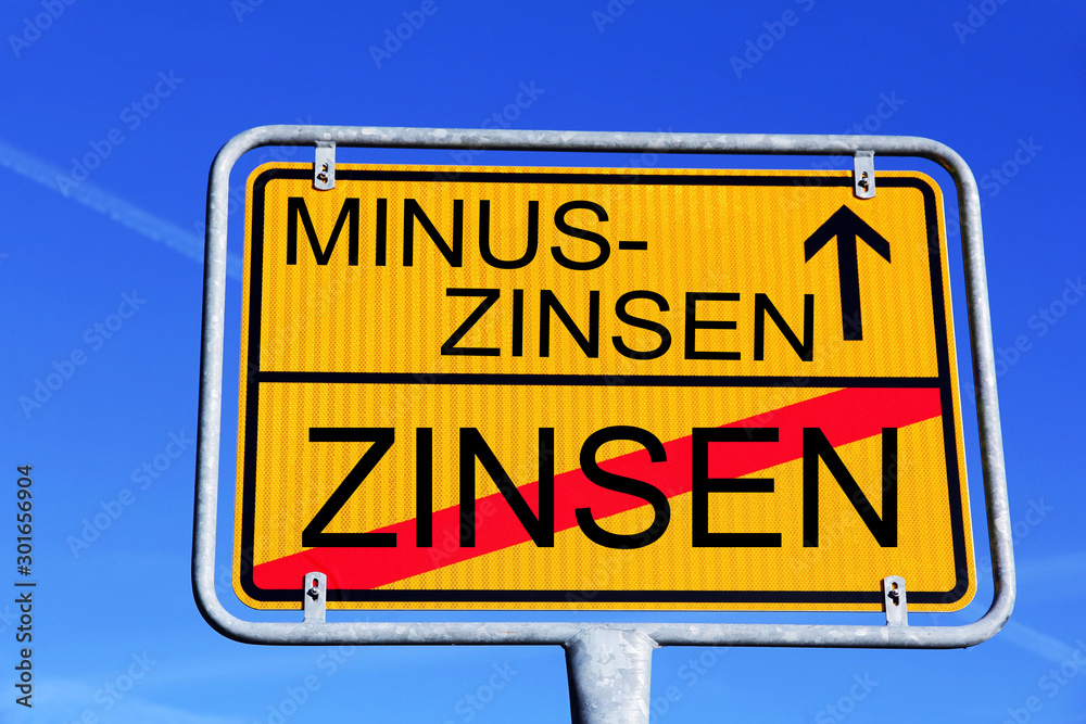 Schild Minuszinsen oder Strafzinsen der Banken auf private Konten