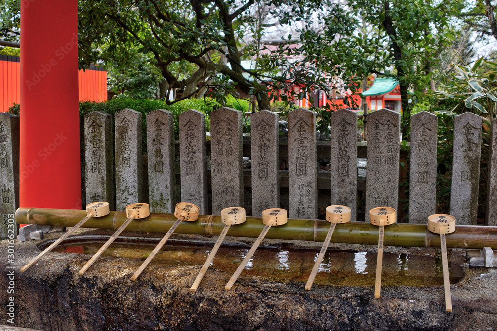 Fototapeta premium 車折神社の手水