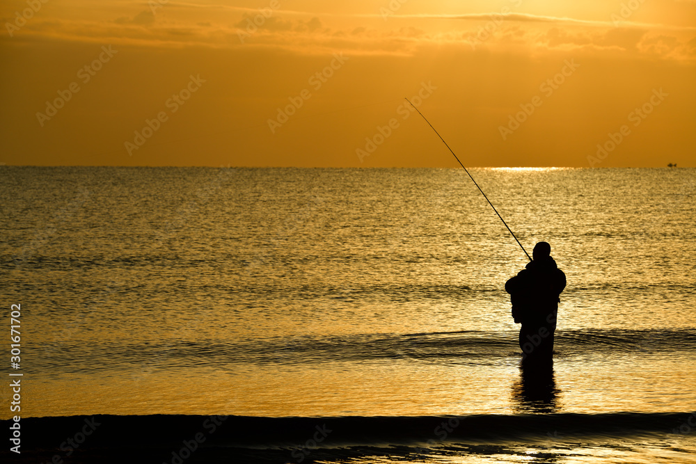 日の出　釣り人