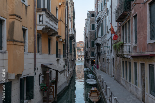 Panoramic view of Venice canal with historical buildings and gondolas © TravelFlow