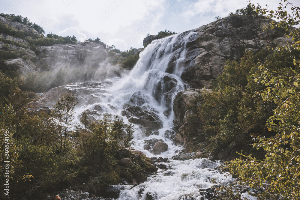 Obraz premium Widok na panoramę sceny wodospadu w górach, park narodowy Dombay, Kaukaz