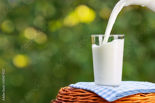 Carta da parati milk from jug pouring into glass