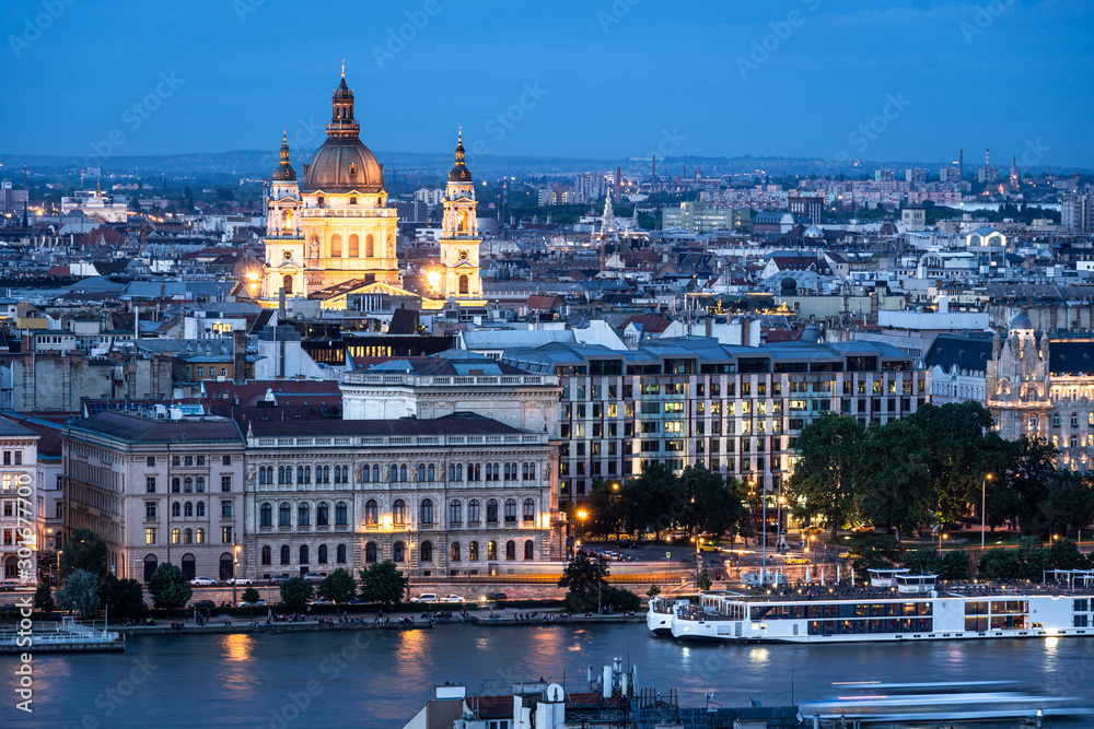 Fototapeta premium Twilight over the St. Stephen's Basilica and Budapest skyline by the Danube river in Hungary capital city